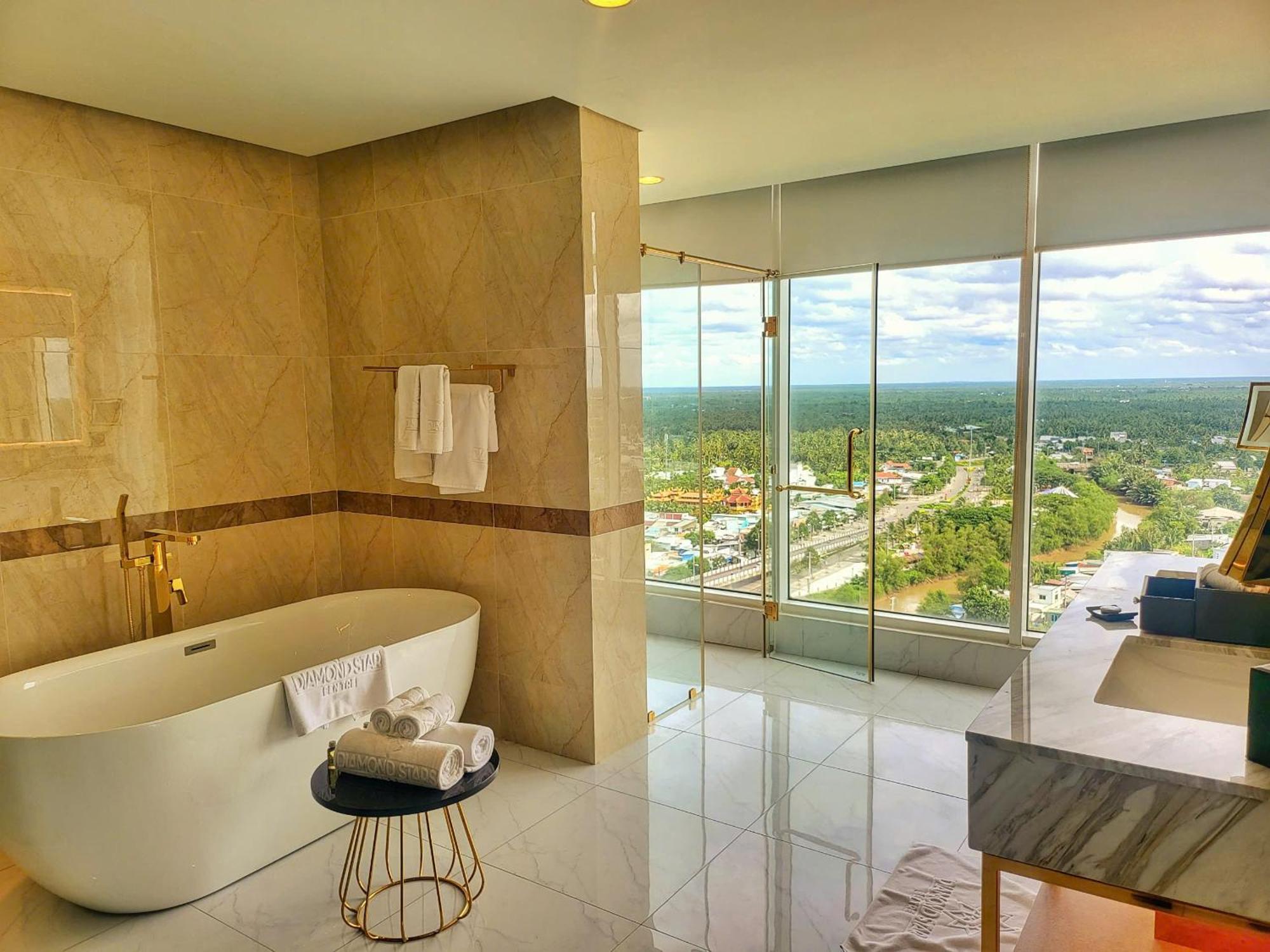 Diamond Stars Ben Tre Hotel Экстерьер фото Bathroom of a suite at the hotel