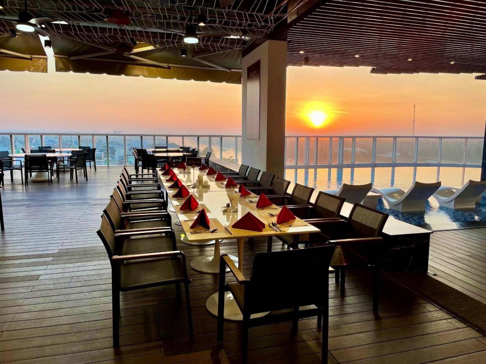 Diamond Stars Ben Tre Hotel Экстерьер фото Sunset at the Sky Bar